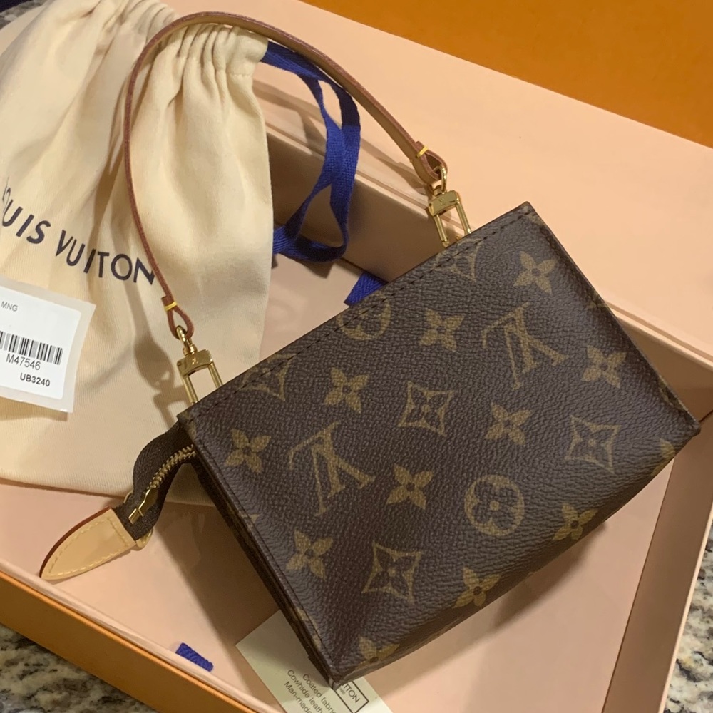 ⏰Louis Vuitton Toiletry 15 w/LV strap - Picture 3 of 16